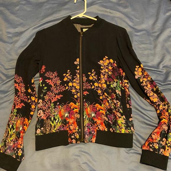 Zip-up floral long sleeve shirt/light jacket. - Picture 5 of 5